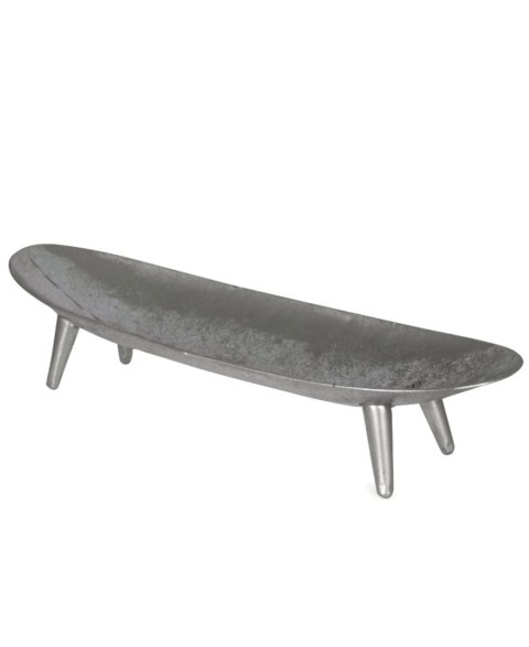 Półmisek podłużny w srebrnym kolorze o metalowym wykończeniu na czterech niskich nóżkach 53x10 cm Półmisek podłużny w srebrnym kolorze o metalowym wykończeniu na czterech niskich nóżkach 53x10 cm