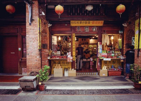 Lost in Taipei Old Town - fototapeta Lost in Taipei Old Town - fototapeta