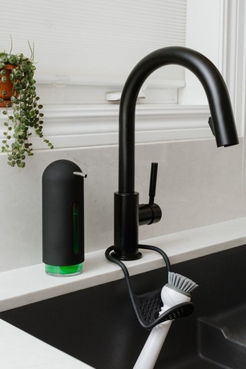 UMBRA dozownik do mydła PENGUIN 355 ml czarny UMBRA dozownik do mydła PENGUIN 355 ml czarny
